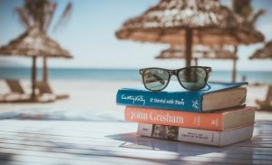 Libri da leggere in vacanza: i classici perfetti per chi va al mare